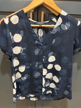 🦋Spring DKNY Navy and White Polka Dot V-Neck Blouse size small - new!!!